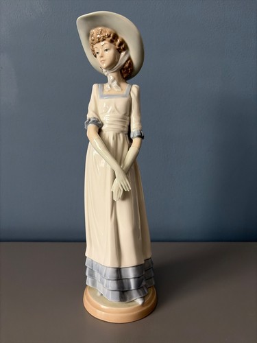 Nao lladro figurine - by,