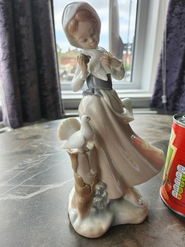 Lladro 4915 girl with pigeons - lladro,