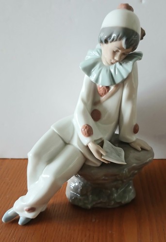 Nao porcelain figure seated - nao,