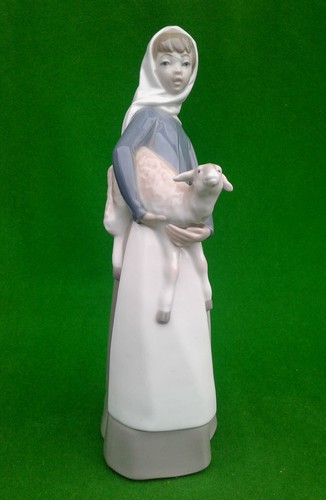 Lladro girl with lamb 4584 - girl, 4584.