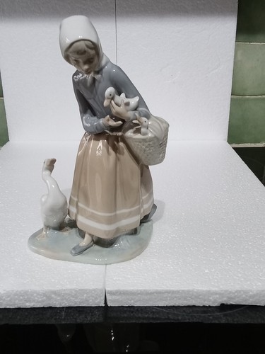 Lladro figurine woman - figurine,