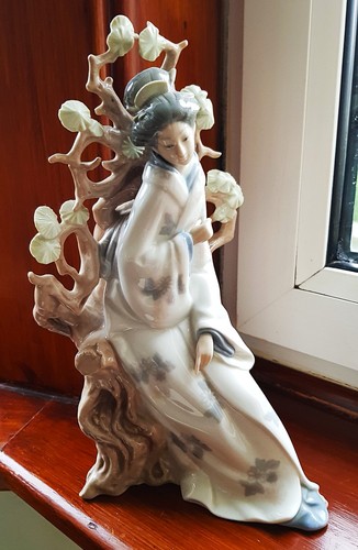 Boxed lladro figurine - boxed,