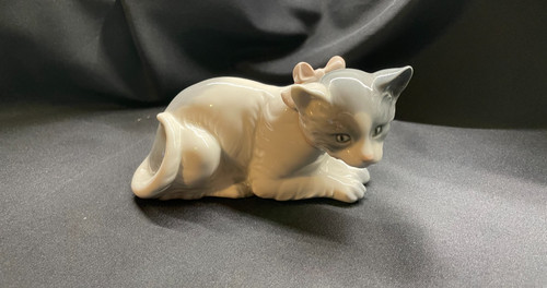 Nao lladro cat - cat, with
