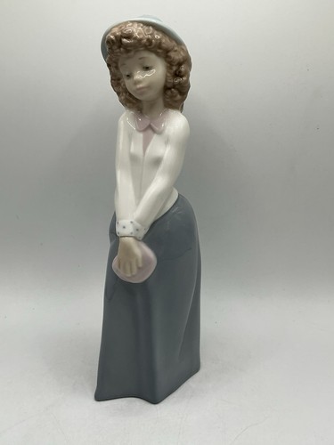 Nao lladro girl with hat - girl,