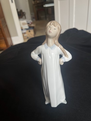 Lladro figurine girl - , in