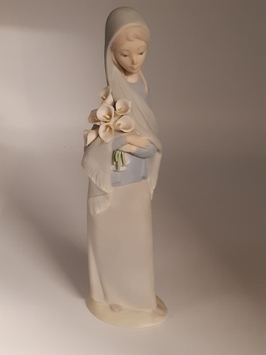 Lladro girl with - with, flowers