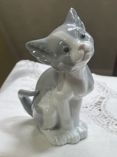 Feed lladro kitten - kitten, cat