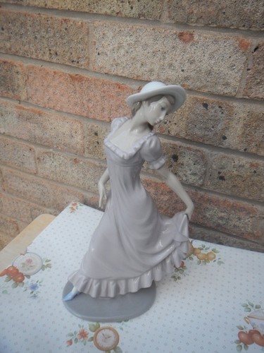 Vintage nao lladro lady in - nao,