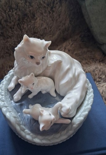 Lladro 6652 kitty - lladro~6652~kitty, care~perfect