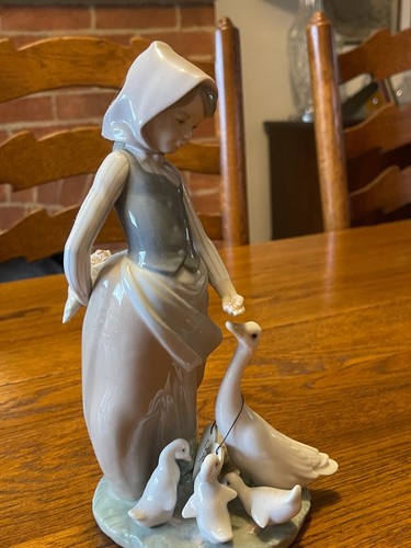 Lladro figurine girl with - lladro,