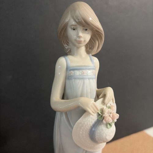 Lladro 5643 cathy girl flower - 5643,