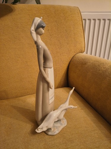 Lladro figurine girl with - figurine,,