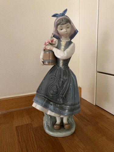 Lladro dutch girl - dutch, flowers