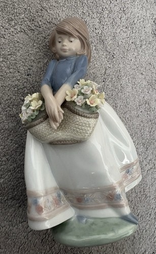 Lladro girl figurine - figurine, baskets