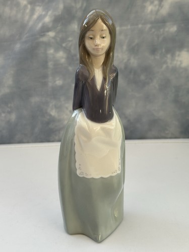 Nao lladro daisa girl - nao, apron