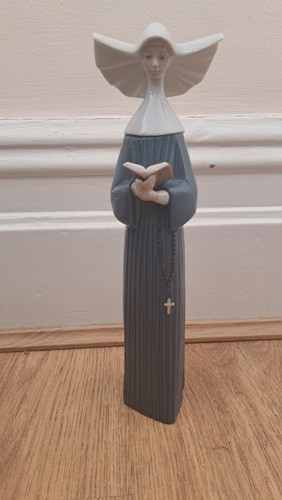 Lladro nun prayerful - nun, moment