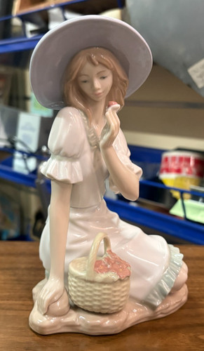 Lovely rare nao lladro - lovely,