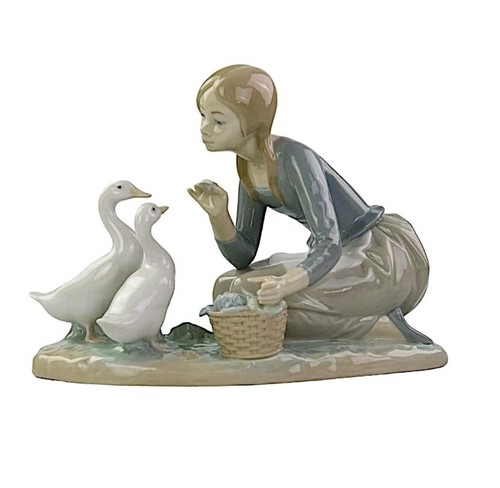 Lladro figurine girl feeding - -,