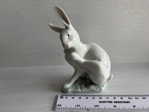 Lladro white rabbit licking - white,