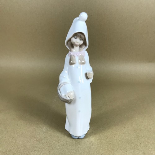 Lladro 4678 girl with basket - 4678,