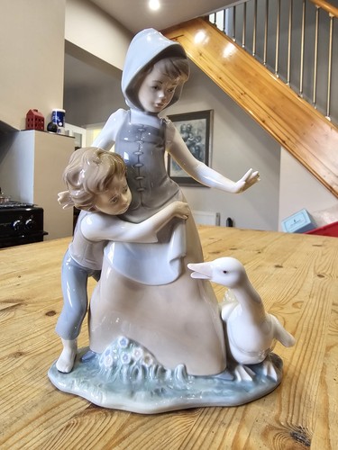 Lladro large avoiding the - , "avoiding
