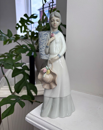 Lladro porcelain girl figurine - lladro,