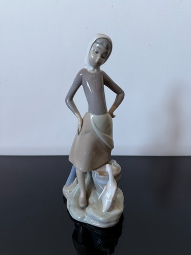 Lladro figurine girl with duck - figurine,