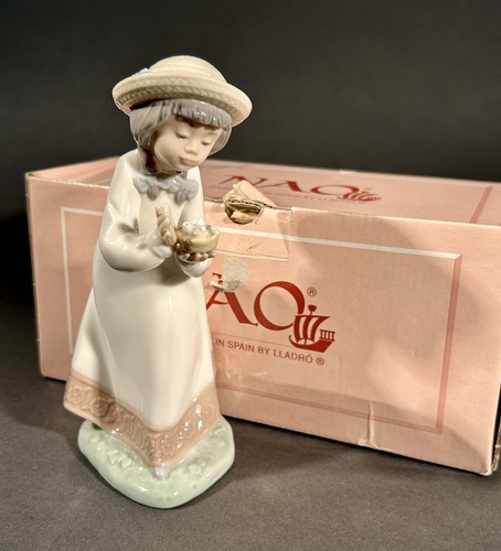 Nao lladro figurine tender - figurine,