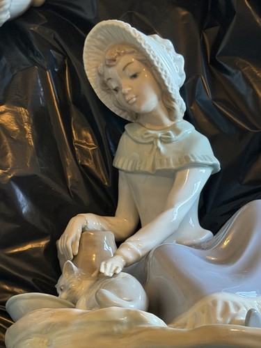 Lladro lady gives her cat - her,