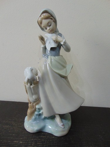Lladro 4915 girl with - lladro, pigeons