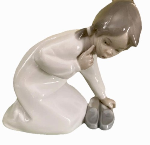 Lladro vintage girl getting - vintage,
