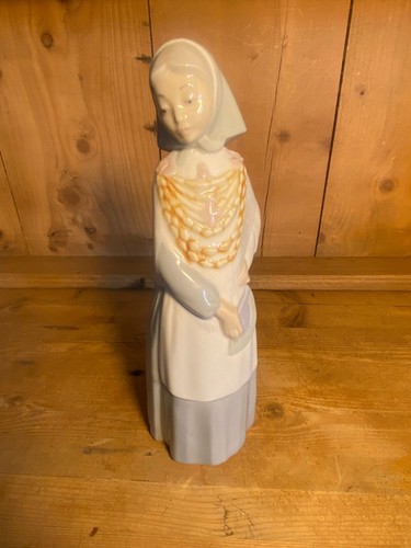 Porcelain figurine nao lladro - porcelain,