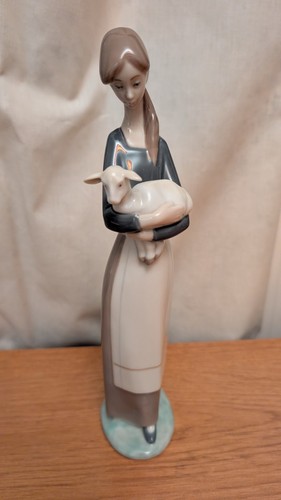 Lladro figurine girl - lladro,