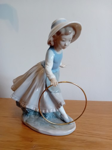 Nao lladro girl with - -,