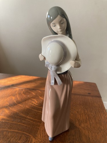 Lladro bashful girl hat - hat., no