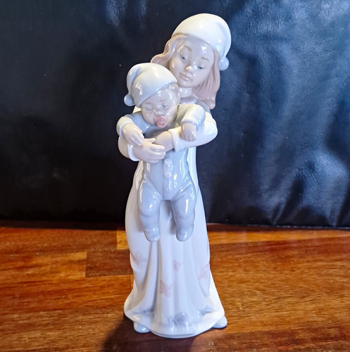 Lladro going bed porcelain - bed,
