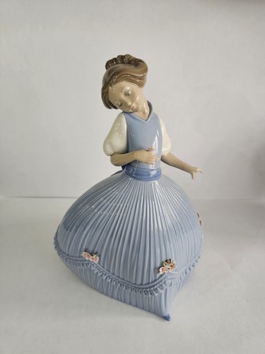 Lladro 5119 girl - in, bluish