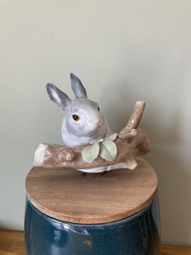 Lladro 4773 rabbit eating - lladro,