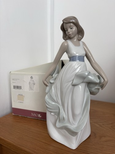 Lladro beautiful lady - lady, walking