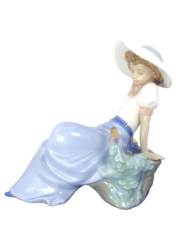 Lladro girl seated a - lladro, (nao)