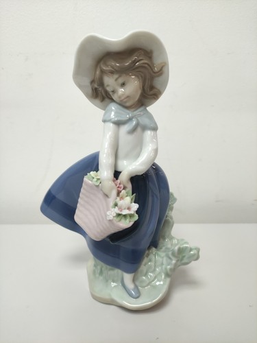 Lladro figurine girl - figurine,